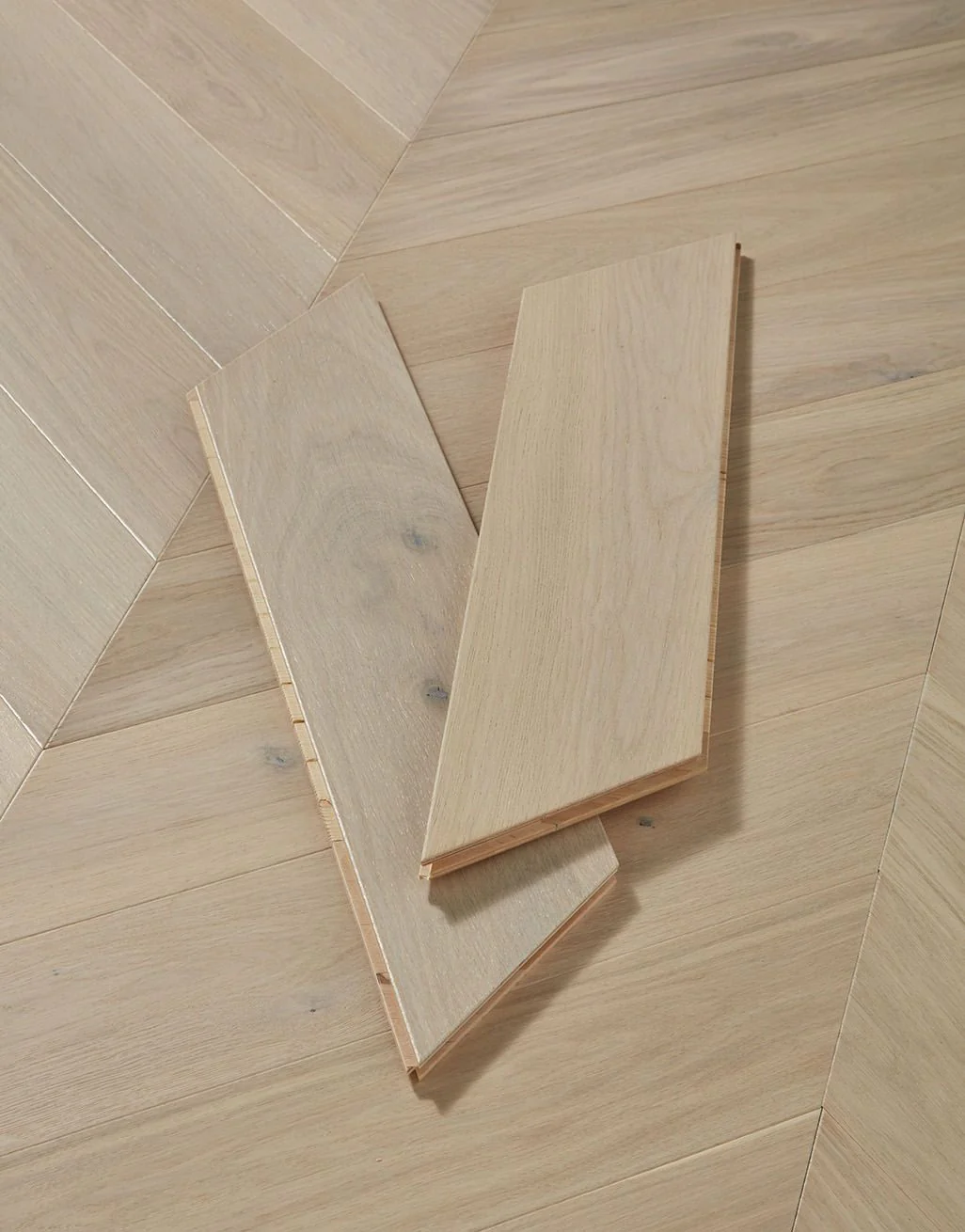 Como Chevron 14mm Engineered Wood Flooring - Latte Oak - Image 3
